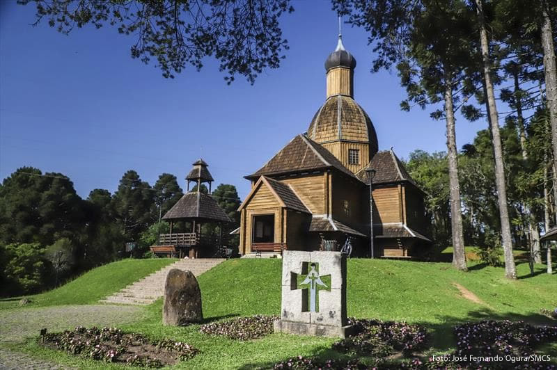 Vista do Memorial Ucraniano entre araucárias em Curitiba